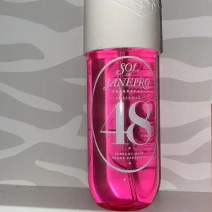 Sol de Janeiro Cheirosa 68 Mist - Trendig body mist från Sol de Janeiro med färgstark rosa look. Perfekt för dig som vill sticka ut och addera en fräsch touch till din vardag. Cheirosa 68 Perfume Mist – en favorit bland unga.