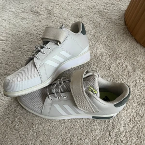 Adidas Lyftarskor - Grå - Storlek 43 2/3 - Adidas powerperfect 3 i storlek 44 2/3,(UK 10) sparsamt använda och i bra skick. Stabila och perfekta för styrkelyft, knäböj och olympiska lyft.