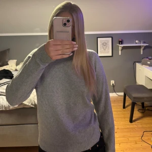 Stickad tröja Vera Moda - Säljer min stickade tröja från Vero Moda i storlek M💕, den är använd runt 2-3 gånger. Den är i mycket bra skick och är ej nopprig💕