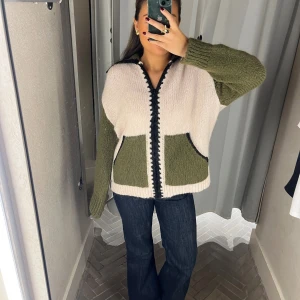 Stickad hoodie med dragkedja och huva - Populär stickad kofta. Inga defekter