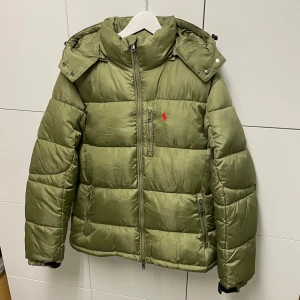 Polo Ralph Lauren Dunjacka  - Hejsan, säljer en ny Jacka aldrig tidigare använd. Storlek S.  Postar alltid inom 24h efter köpet. Skiv gärna om du har fler frågor.