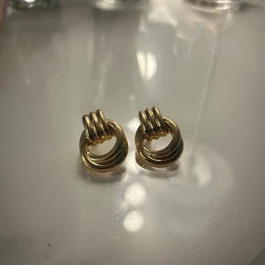 superfina örhängen i guld🩷 - säljer dessa då de inte kommit till användning🩷🥹🤩