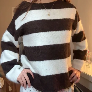 Randig stickad tröja i brunt och vitt - Köper ni innan 19 postar jag samma dag💓 jätte snygg tröja!! Många komplimanger och jätte fin till hösten 🍁🍂