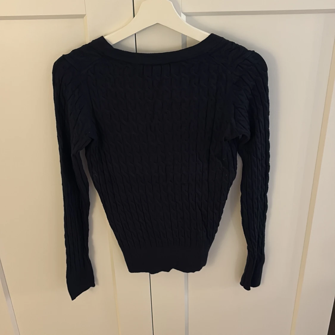 Svart v-ringad stickad tröja från Zara - 1