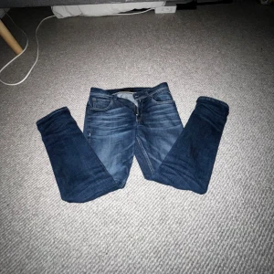 Mörkblå Replay jeans, skinny fit - Säljer ett par mörkblå jeans från Replay i skinny fit. Klassisk femficksmodell med snygga kontrastsömmar och normalhög midja. Jeansen är i stretchigt denim och har en stilren look som passar till det mesta. Kan sänka pris om de behövs.