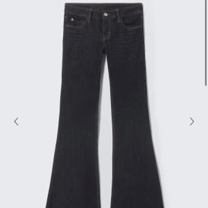 SÖKER! Cheap monday jeans - Söker antingen ett par mörkblå eller svarta jeans från cheap monday i längd 32 storlek s/m.