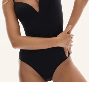 Body från HM - Slutsåld body från hm i storlek xs skit snygg