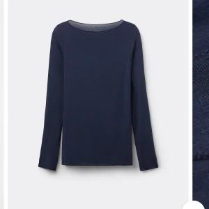 intimissimi tröja - Säljer nu min marinblåa intimissimi tröja i storlek S. Bara använd ett fåtal gånger så den är i väldigt fint skick🤍
