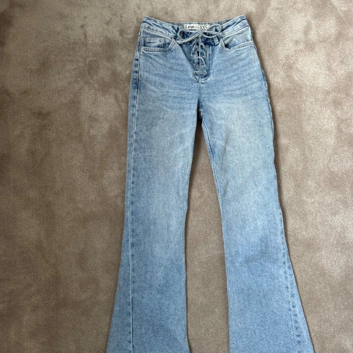 Bootcut jeans med snörning i midjan - 1