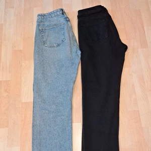Karve straight jeans blå & svarta - Två par jeans från Karve i storlek 29, ett par klassiskt ljusblå och ett par svarta. Båda har rak passform, fem fickor och bälteshällor. Tillverkade i 100% återvunnen bomull. Perfekt för dig som gillar enkel och clean stil. I fantastiskt skick!