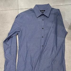 3x bundle - Tjena säljer nu en bundle på 3st varor, 1 tiger of sweden skjorta i stolen M och bra skick, 2 Morris piké i storlek M och L och den första är i bra skick och den andra inte lika bra, snygga kläder som passar till allt, hör av dig vi minsta lilla fråga! MVH EM_resell