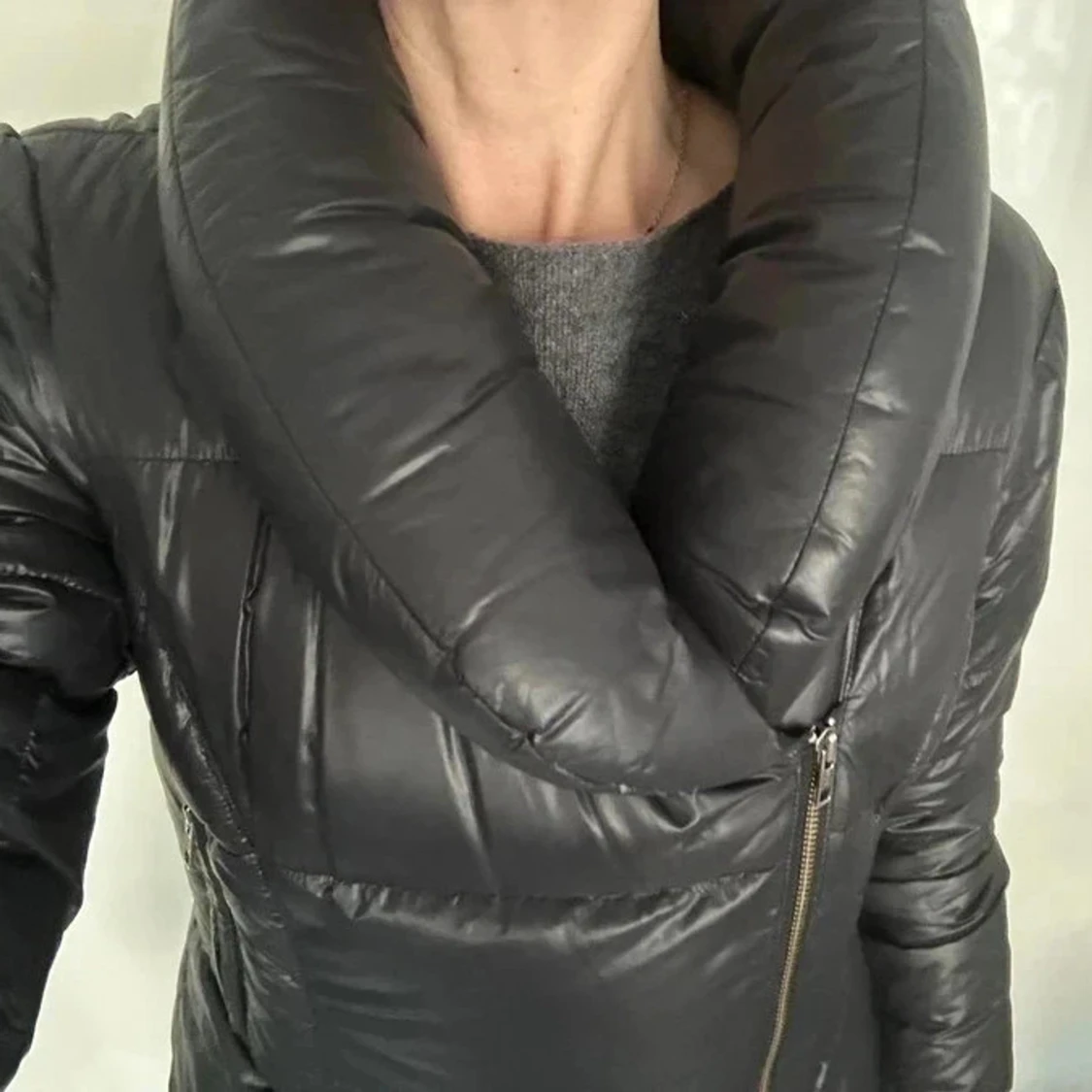 Svart dunjacka med stor krage M/L - 1