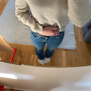 Blå bootcut jeans från Zara, stl 34 - Snygga blå jeans från Zara i storlek 34 med klassisk bootcut passform. Jeansen har normal midja, fem fickor och är tillverkade i mjukt denim-material. Perfekt för dig som gillar en tidlös look med lite utsvängda ben. Ett litet hål på ena fickan men inget som man tänker på se sista bilden.