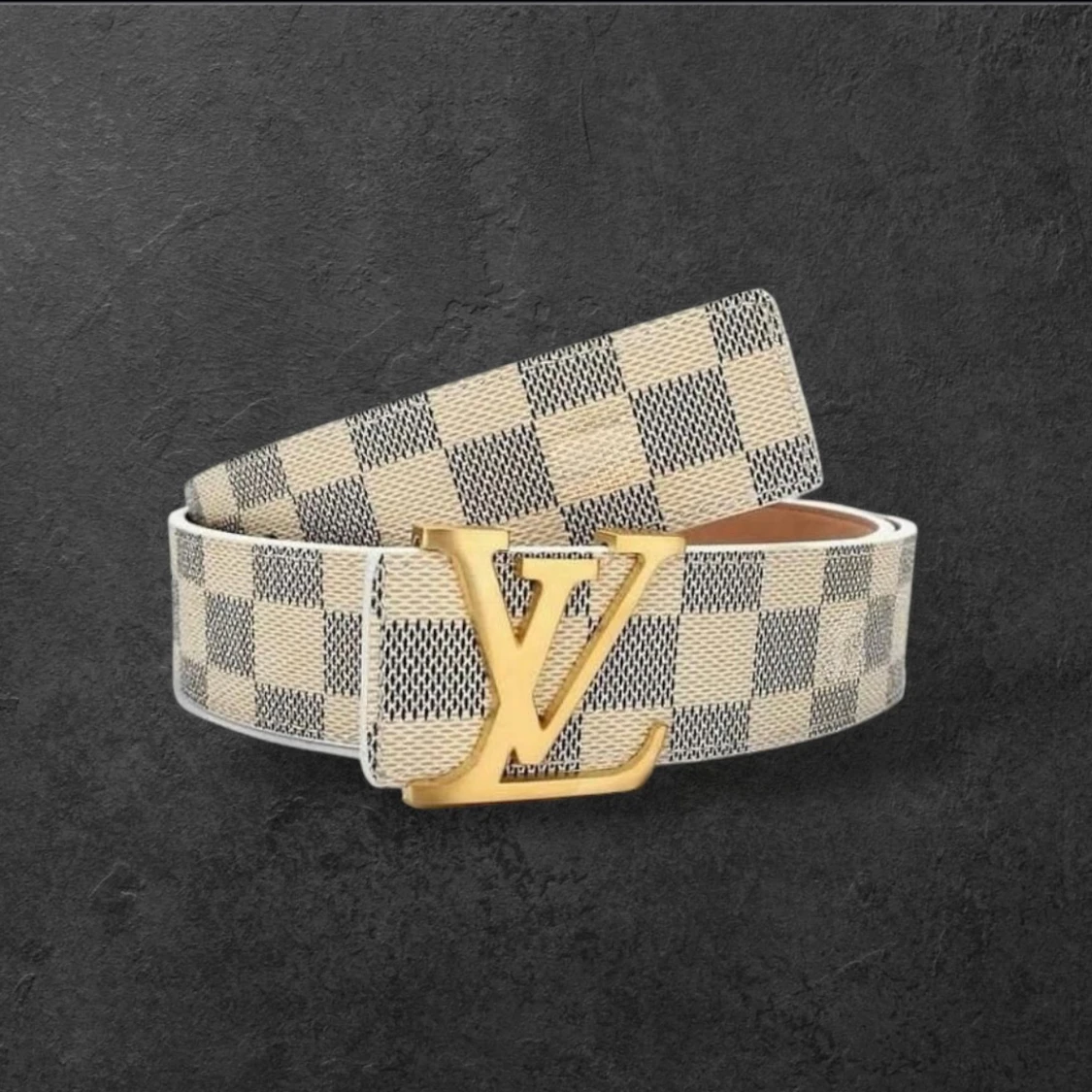 Elegant bälte med rutigt mönster och guldspänne