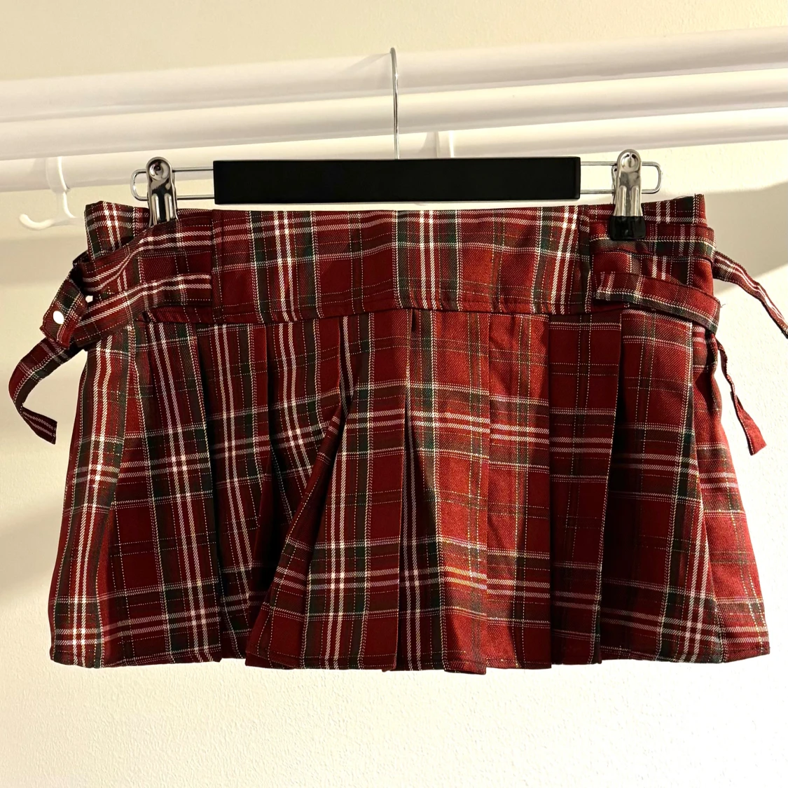 Rutig röd minikjol med spännen - 2