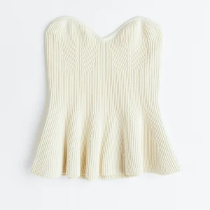 Krämvit stickad bandeau peplumtopp - Snygg krämvit bandeau peplumtopp i stickat material. Inköpt på H&M och aldrig använd. Storlek M. 