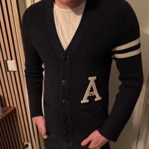 Mörkblå kofta från Abercrombie & Fitch - Väldigt fint skick och en väldigt unik kofta, säljs inte längre. Modellen andvänder M-L i vanliga fall därav liten på bild, hör av dig vid intresse och frågor. 