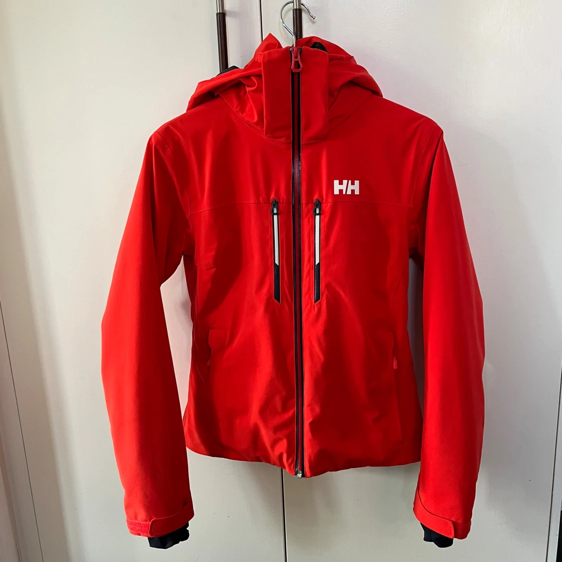 Röd skidjacka Helly Hansen Alphelia Lifaloft