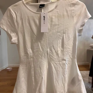 Topp/T-shirt  - Storlek: S  Tidigare pris: 280kr Pris kan diskuterae vid snabb affär💞