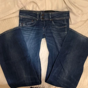 Lågmidjade bootcut jeans  - Super lågmidjade jeans från pepe jeans! Storlek 36/ mindre 38! Midjehöjden är 16cm, midjan är 39cm och innerbenslängden är 85 cm🩷😇 