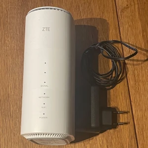 Olåst ZTE MC801A HyperBox 5G router - simkort  - Säljer en olåst ZTE MC801A HyperBox 5G RouterZTE MC801A . Denna router är perfekt för hemmet eller kontoret. Nära 4000 kr i inköpspris.   Nedan länk kan ni se mer information om routern.   https://cdon.se/produkt/zte-mc801a-mobilnatverksenhet-mobilnatverksrouter-7885ef1cfe2a4d08/?srsltid=AfmBOoqALzgopP9iM3RHV3S_UvW4xkJ3jIMC1N-rk1j_2Gew5VNbs3qGj9g  Produktbeskrivning Design  LED-indikatorer:Wi-Fi,Ström,Signalstyrka,Nätverk Enhetstyp:Mobilnätverksrouter Produktfärg:Vit Lämplig för inomhusbruk:Ja  