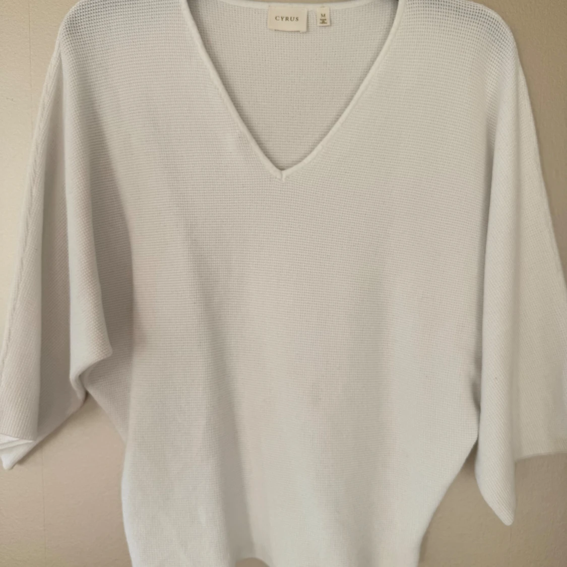 Vit stickad tröja med v-ringning Cyrus - 1