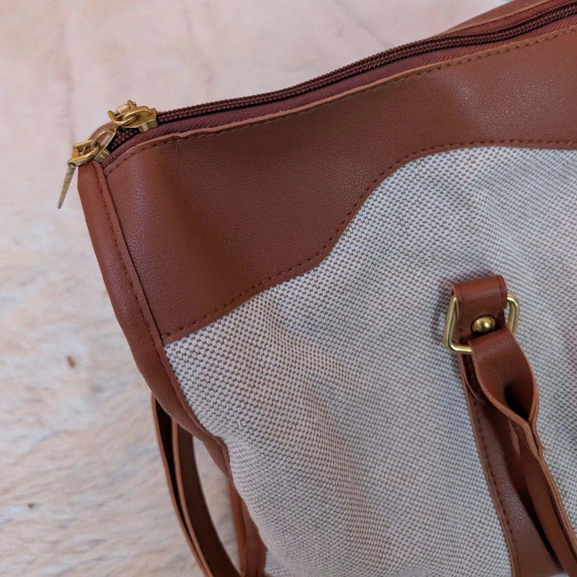 Beige och bruna axelväskor med detaljer - 1