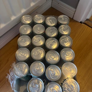 Clean Drink Vattenmelon 24-pack - 23 st burkar Clean Drink Vattenmelon, funktionsdryck från Norden. Varje burk innehåller 33 cl, berikad med vitaminer, mineraler och koffein. Perfekt för dig som vill ha en uppfriskande energidryck utan tillsatt socker.