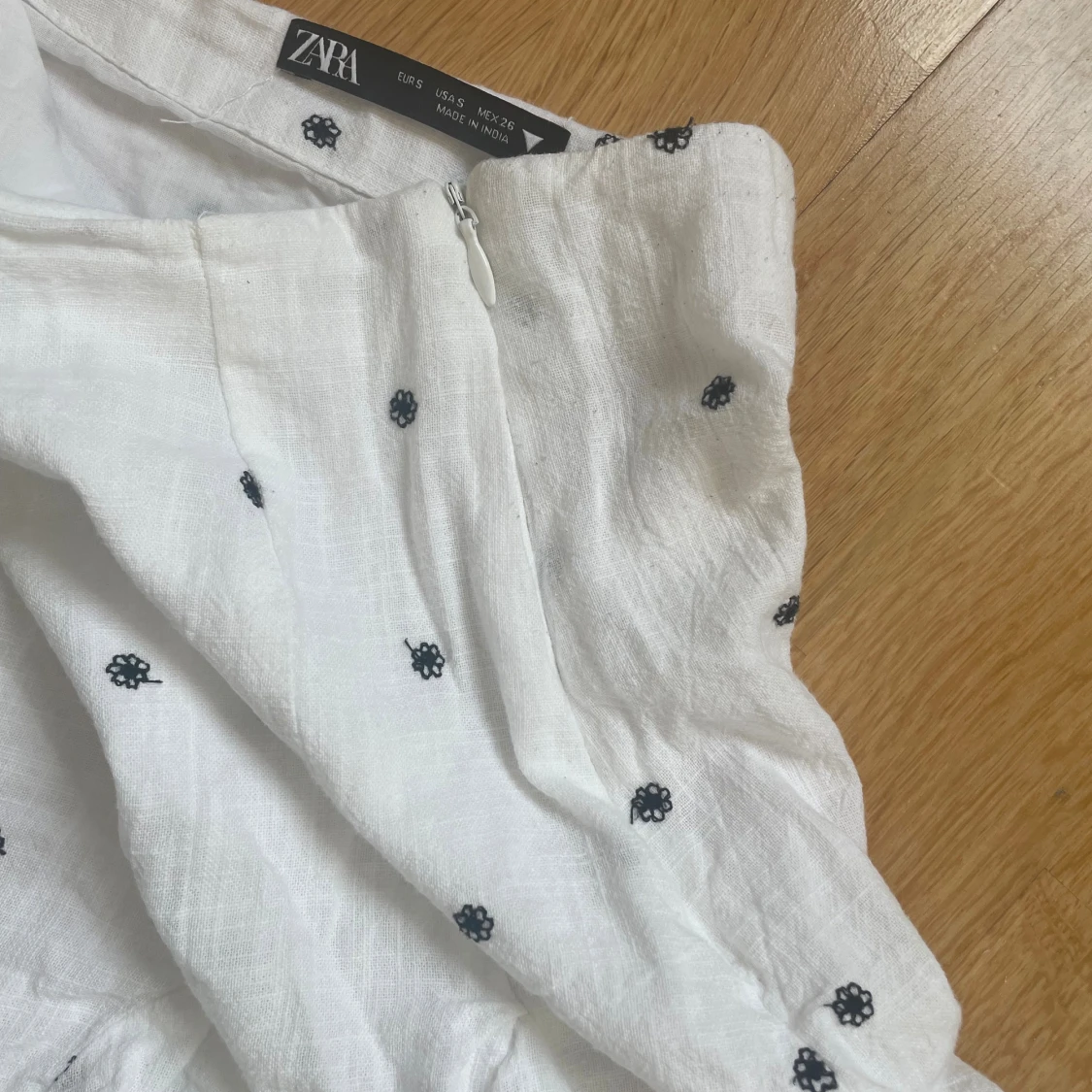 Vit kjol med svarta blommor!! - 2