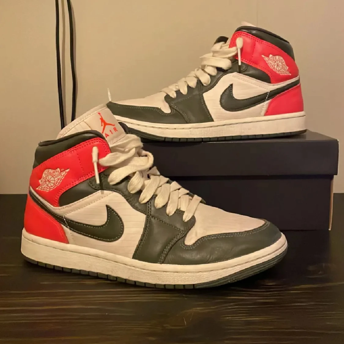 Nike Air Jordan 1 Mid svart/vit/röd