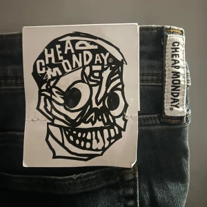 Blå bootcut jeans från Cheap Monday - Helt nya jeans från Cheap Monday med bootcut passform och låg midja. Klassisk femficksmodell med logotyppatch bak i midjan. Jeansen har en cool vintage vibe🌻STL 👉 30/32