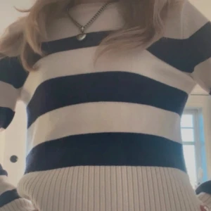 Randig stickad tröja - Snygg stickad tröja med svarta och vita ränder. Använd fåtal gånger och i mycket bra skick. Lånade bilder 💞