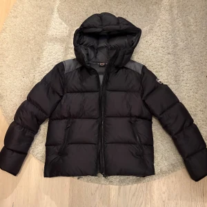 Colmar puffar jacka - Colmar puffjacka – stilren, varm och perfekt till vintern. 🧊nypris e på cirka 7000kr och äkta såklart, priset e ej hugget i sten och kan såklart diskuteras🙌obs kvitto och tags följer ej med
