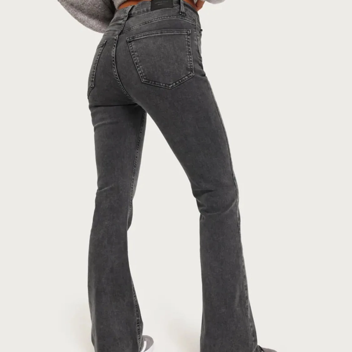 Bootcut mörk grå  jeans från Gina Tricot - 1