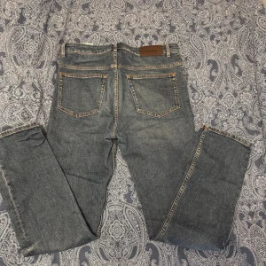 Blå jeans från NN07 straight leg slim fit - Säljer ett par klassiska blå jeans från NN07 med straight leg slim fit. Materialet är slitstarkt denim i bomull, upplevs lite tjockare i tyget och klarar av kallare vinterdagar. Färgen är mörkblå med lätt tvättad look. Jag är 187cm som referens, storlek 31/32, upplevs mer som en storlek 34 i längd. nypris 1750kr, mitt pris 1250. Använd fåtal gånger