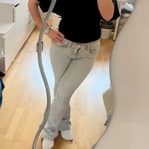 Ljusgrå bootcut jeans från Levi's - Snygga ljusgrå jeans från Gina Tricot med bootcut passform och låg midja. Jeansen är tillverkade i mjukt denim och har en stilren look. Köpa på Gina tricot, ny pris 499,95. Använda mycket fåtal gånger.