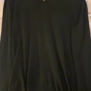 Svart långärmad tröja från Jack and Jones  - En stilren svart långärmad tröja från Jack and Jones  i storlek L. Tröjan har en klassisk passform och är tillverkad i mjukt material som passar perfekt till säsongens alla outfits. Enkel och clean look utan mönster eller detaljer.