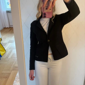 Svart blazer från Bondelid - En svart blazer (kavaj) från Bondelid i lite stretchigt tyg. 