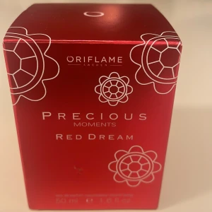 Precious Moments Red Dream 50ml - En parfym från Oriflame med en snygg, modern flaska och 50 ml innehåll. Ingredienser: Alcohol Denat., Aqua, Parfum, Limonene, Butyl Methoxydibenzoylmethane, Butylphenyl Methylpropional, Alpha-Isomethyl Ionone, Linalool, Citronellol, Citral, Hexyl Cinnamal, Geraniol. Tillverkad i Sverige. Helt ny, har ej öppnats. 