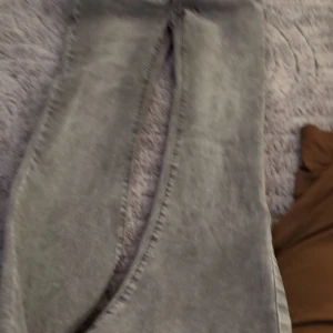 Grå jeansbyxor från Shein XS - Snygga grå jeansbyxor från Shein i storlek XS. Byxorna har en rak passform och är tillverkade i klassiskt jeanstyg med en tvättad look. Perfekta för dig som gillar en enkel och stilren vibe.