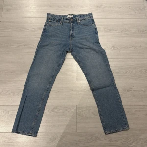 Jack & Jones Chris Relaxed Jeans Blå - Säljer mina blåa jeans i modellen Chris från Jack&Jones. Jeansen har en avslappnad passform och sitter väldigt bra. 10/10 skick då jag endast använt de en gång!