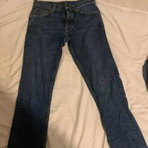 Nudie jeans Steady Eddie - Mörkblåa nudie jeans, tvär feta och bara använd någon gång. Säljer för att det är lite för små i midjan.