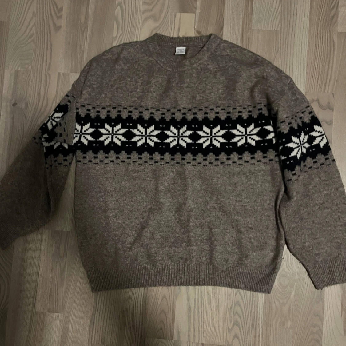 Brun stickad tröja med snöflingor