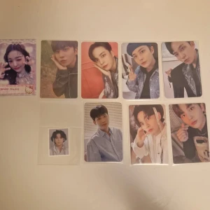 Jongho ateez photocards - Några pcs av Jongho jag har samlat på! Kostar 60-80kr per pc, skriv vilken el vilka du är intresserad av så säger jag vad det kostar. Id kortet är gratis om du köper den med en pc :) Annars kostar den 10kr. En utav korten har en märke på baksidan, kan skicka video eller bild om det behövs ❤