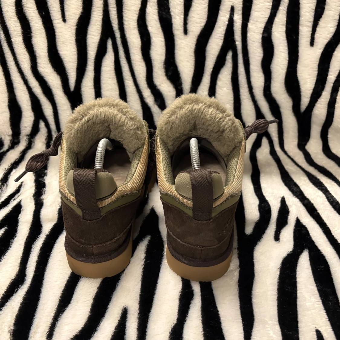 UGG sneakers i beige och olivgrön - 2