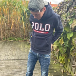 Mörkblå hoodie från Polo Ralph Lauren - Svart hoodie från Polo Ralph Lauren | perfekt till hösten/vintern🍁 | bra skick | modellen är ca 180 cm | skriv vid funderingar😉