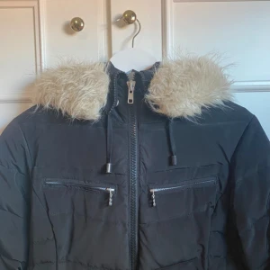 Vinter jacka  - Aldrig använt, inga märken eller något och my ket billigare än orginalsprisey vilket är 500 kr 