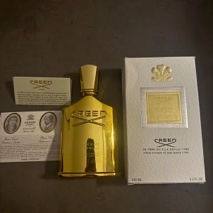 Creed Millésime Impérial 100ml - Lyxig parfym från Creed i en ikonisk guldfärgad flaska. Volym: 100 ml. Perfekt för dig som vill sticka ut med en exklusiv doft från ett klassiskt parfymhus. Helt ny, bästa priset på marknaden, köptes i Italien. Ny pris 3500kr