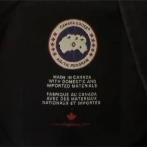 Svart Canada Goose chateu parka med äkta päls, lite sliten - Säljer en svart dunjacka från Canada Goose med huva och äkta pälsdetalj. Jackan är lite sliten därav billigt pris men går att fixa för några hundralappar hos skräddare