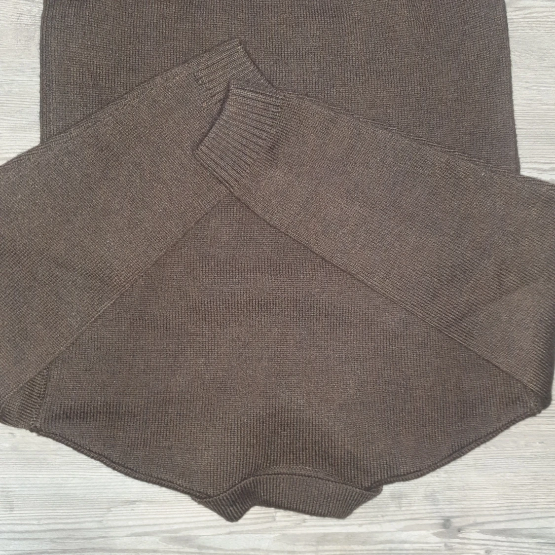 Brun stickad polotröja med A-märke - 4